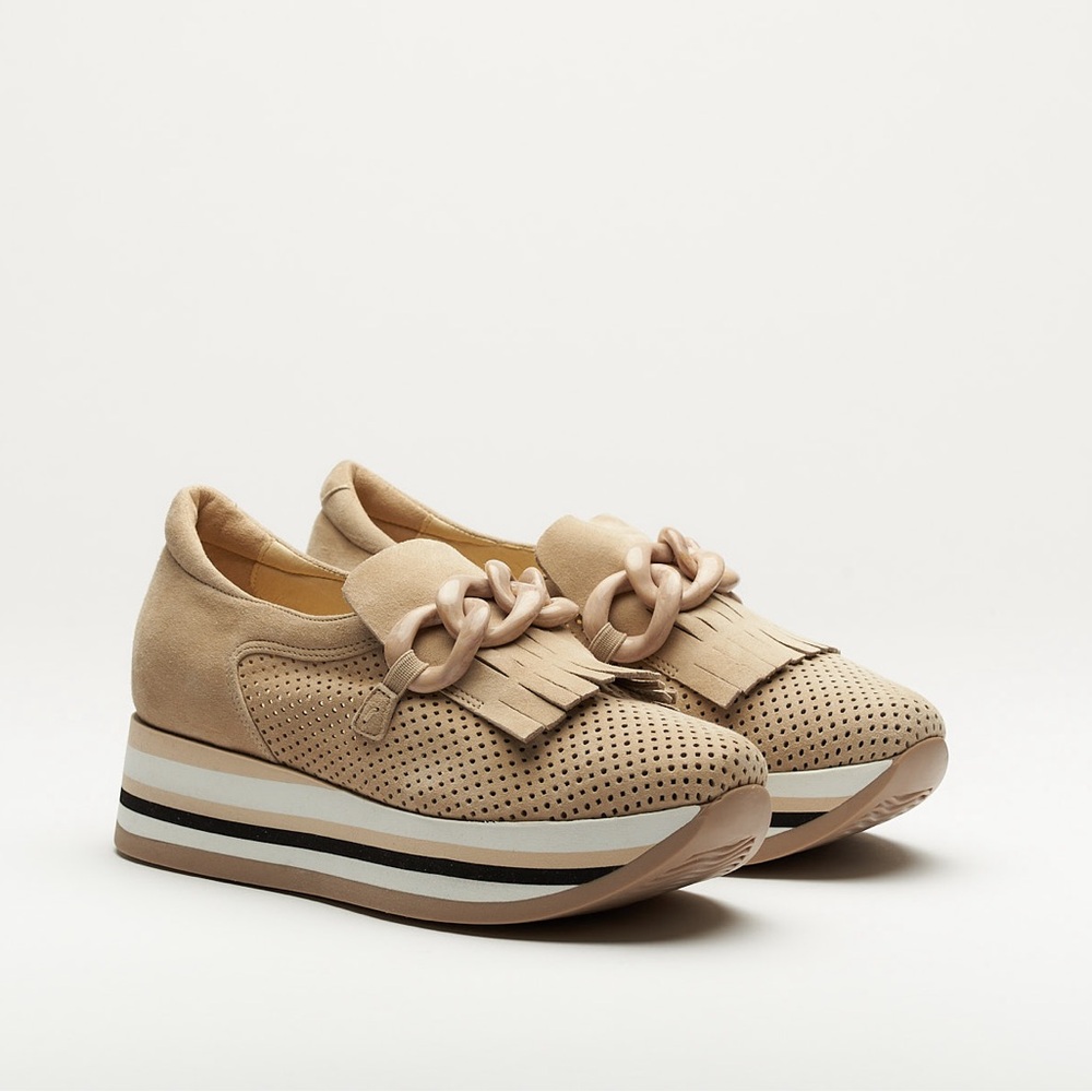 Soft waves caddie shoes in sand!